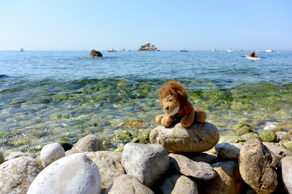 Cékalomi fait un pause dans la calanque des Eaux Salées devant la Grande Mona 